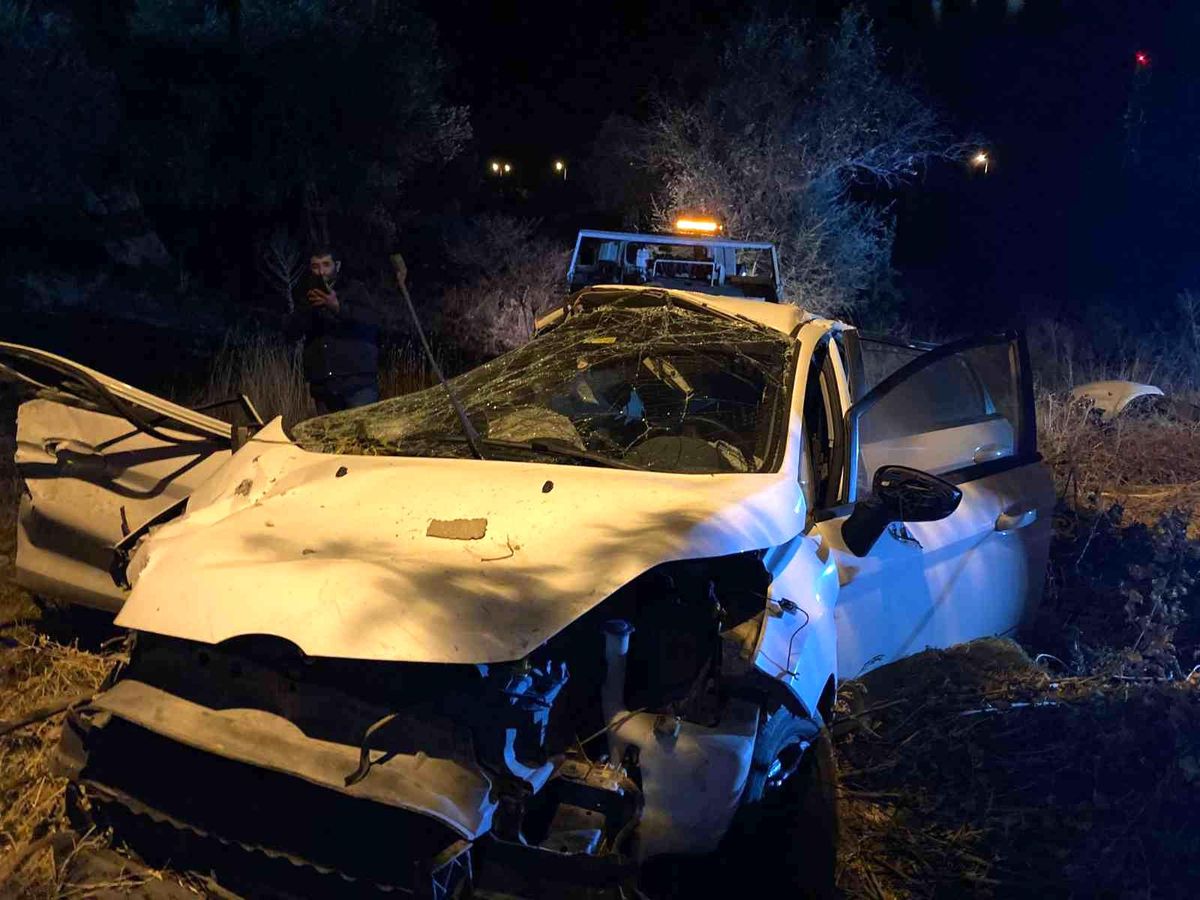 İzmir'de ehliyetsiz gencin kullandığı araç takla attı: 1 ölü, 2 yaralı