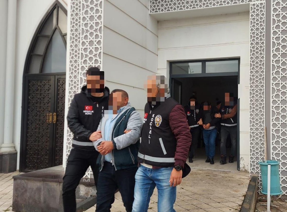 Kocaeli\'de otomobilden hırsızlık yaptıkları iddiasıyla 3 zanlı tutuklandı