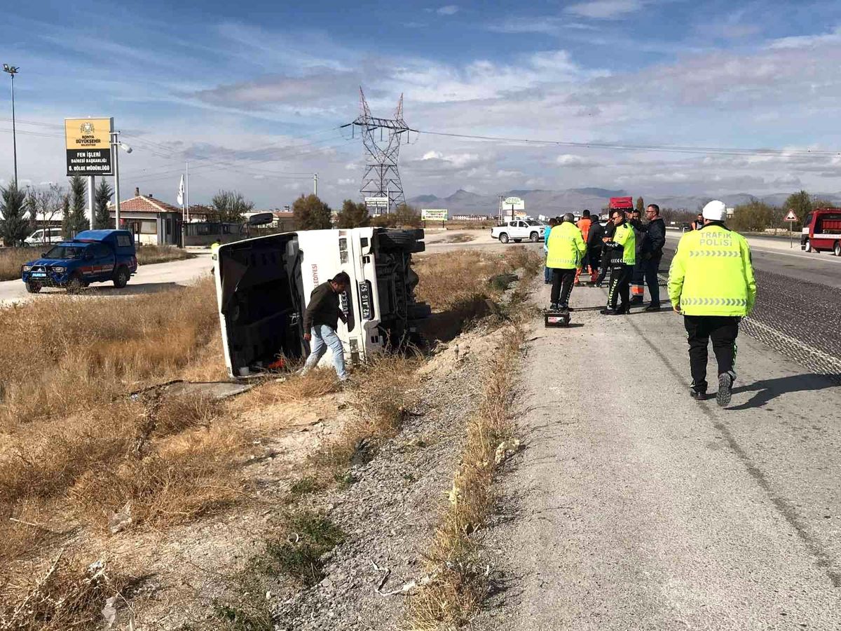 Konya\'da midibüs şarampole devrildi: 1 yaralı