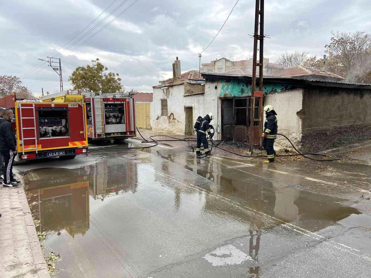 Konya\'da müstakil evin deposunda yangın