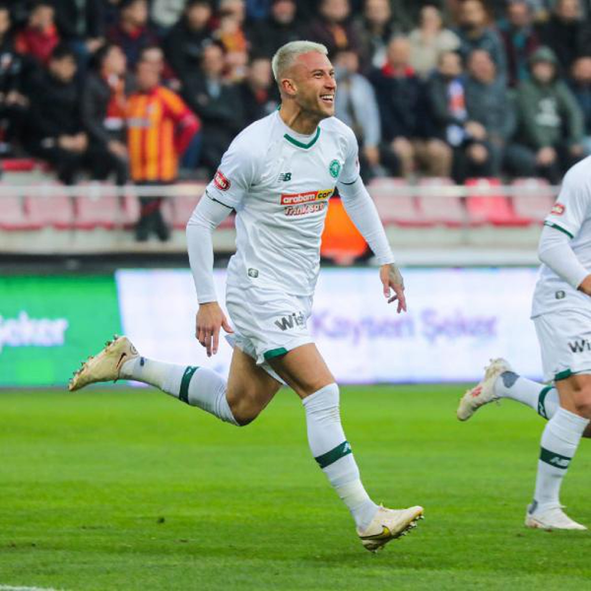 Konyaspor\'un golcü stoperi Francisco Calvo, Beşiktaş\'ın kıskacında