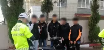 Motosiklette 5 kişinin tehlikeli yolculuğu kamerada (2)