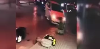 Otomobilin çarpmasıyla yere düşen motokurye kaldırımdaki taşlara böyle çarptı