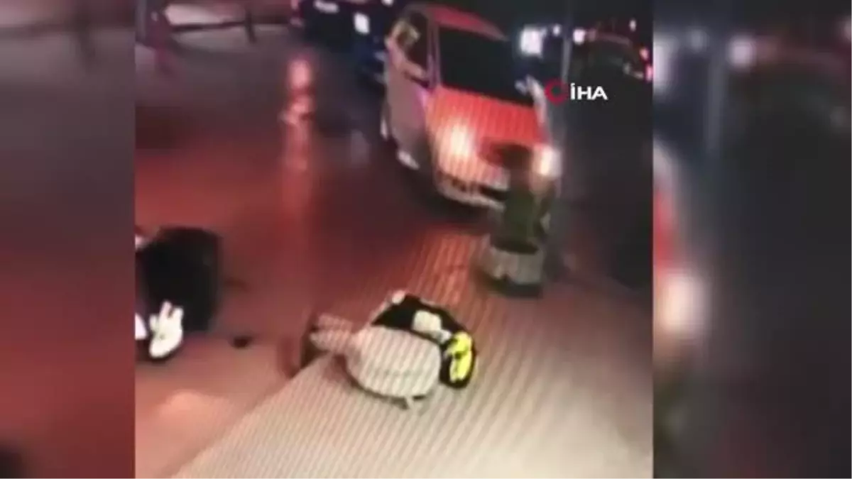 Otomobilin çarpmasıyla yere düşen motokurye kaldırımdaki taşlara böyle çarptı