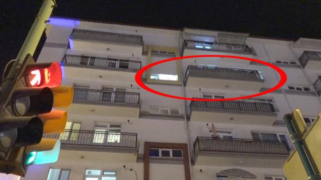Pencereden evinin balkonuna geçmeye çalışan talihsiz kadın 5'inci kattan düşerek öldü