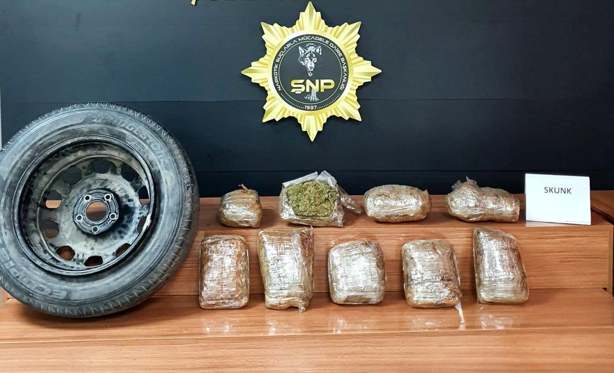 Şanlıurfa\'da bir aracın stepnesinde 5 kilo 550 gram skunk ele geçirildi