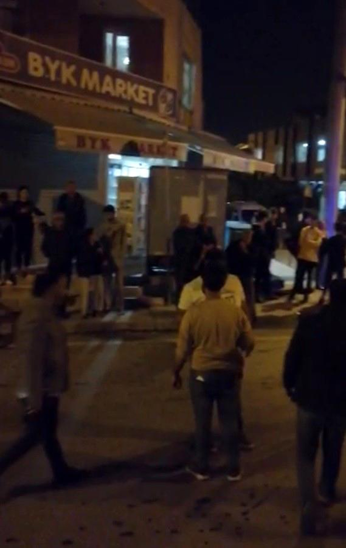 Tartıştığı kişi markete sığındı, silahla 2 kişiyi yaraladı