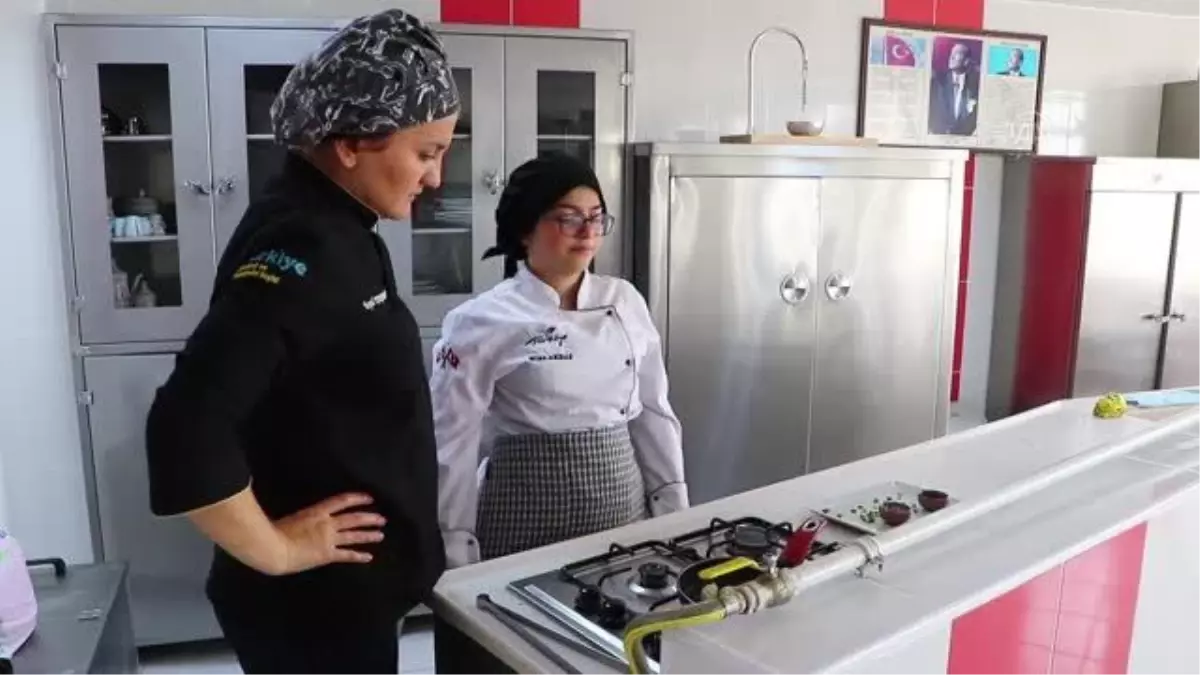 Tekirdağ\'da lise öğrencileri yemek yarışmasından kupayla döndü