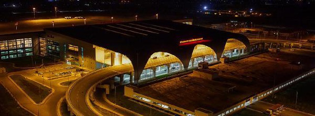 Uçağa binen yolcunun telefonda görüşürken kullandığı bir kelime polis ekiplerini harekete geçirdi Uçağa binen yolcunun telefonda görüşürken kullandığı bir kelime polis ekiplerini harekete geçirdi