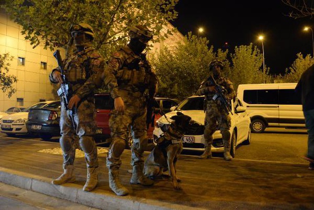 Uçağa binen yolcunun telefonda görüşürken kullandığı bir kelime polis ekiplerini harekete geçirdi Uçağa binen yolcunun telefonda görüşürken kullandığı bir kelime polis ekiplerini harekete geçirdi