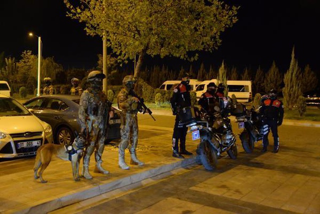 Uçağa binen yolcunun telefonda görüşürken kullandığı bir kelime polis ekiplerini harekete geçirdi Uçağa binen yolcunun telefonda görüşürken kullandığı bir kelime polis ekiplerini harekete geçirdi