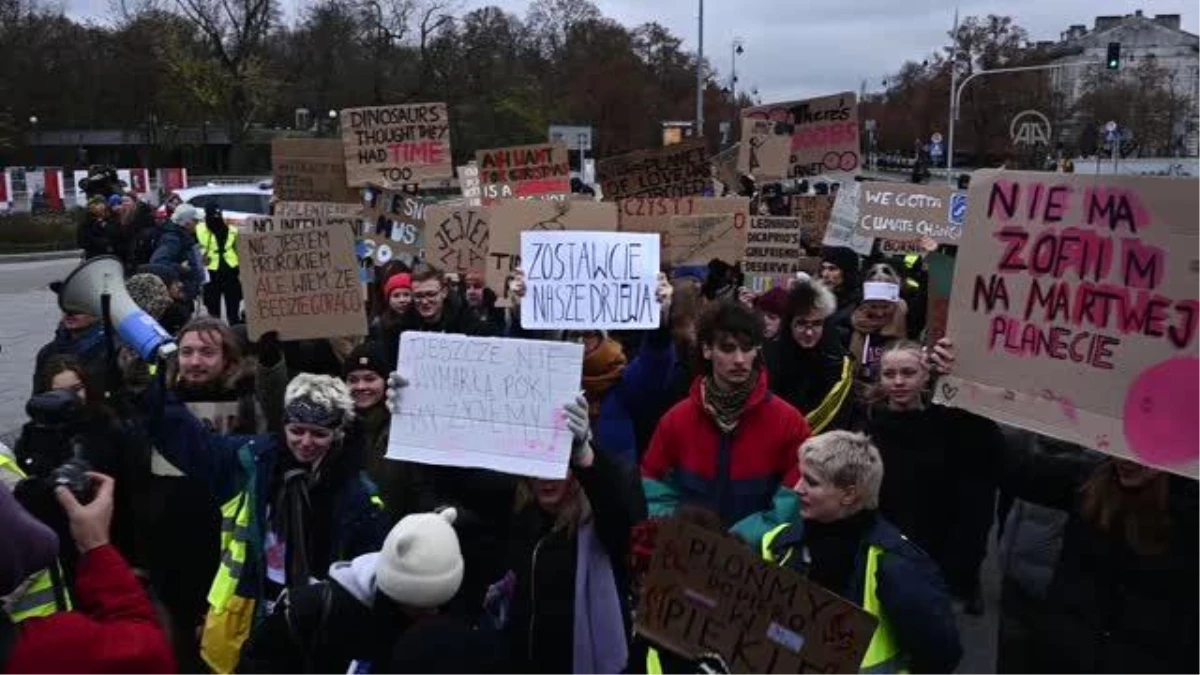 Varşova\'da çevre ve iklim aktivistleri protesto düzenledi