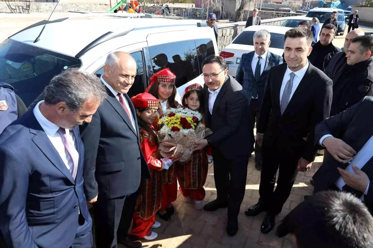 Yahyalı\'da ilkokul, halı saha ve kadın kooperatifi törenle açıldı