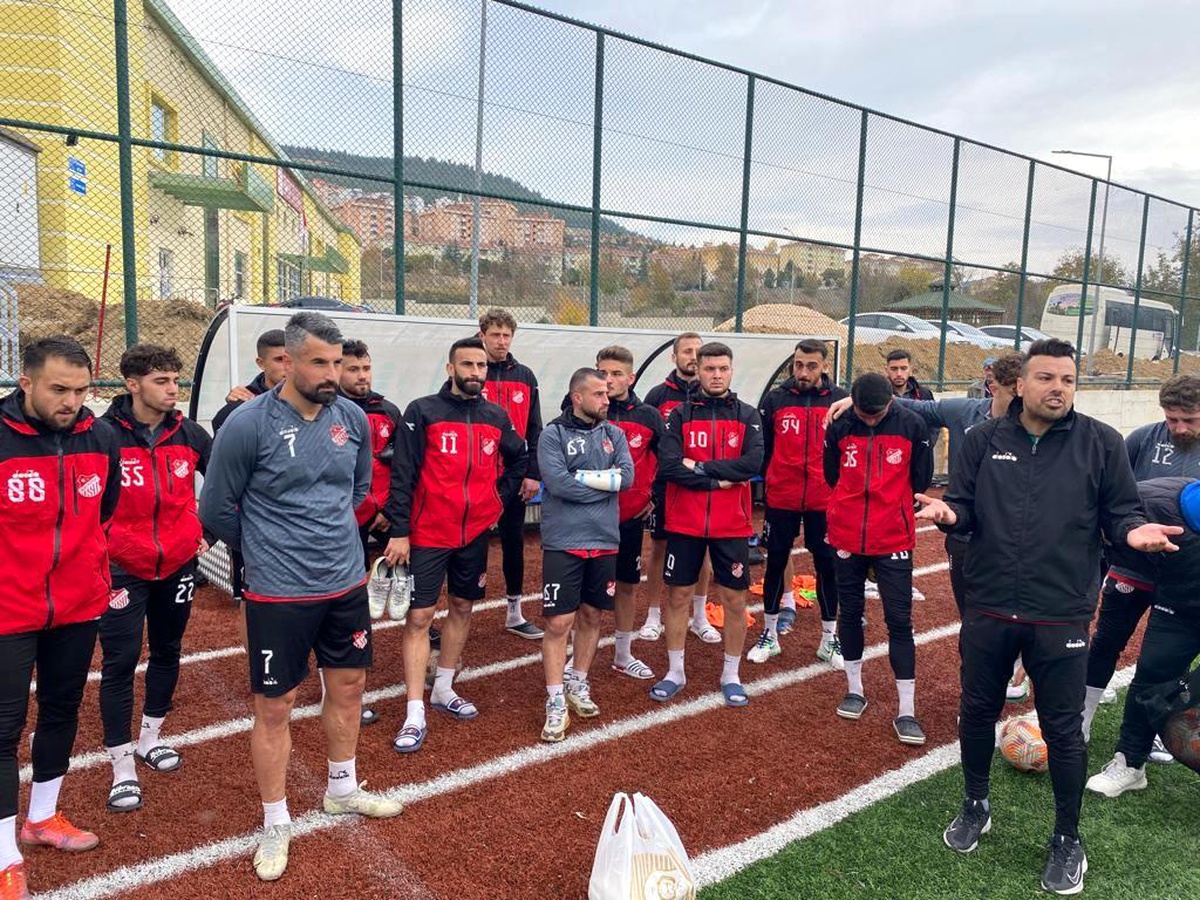 Zorlu maç öncesi eski futbolculardan 1969 Bilecik Spor Kulübü\'ne destek