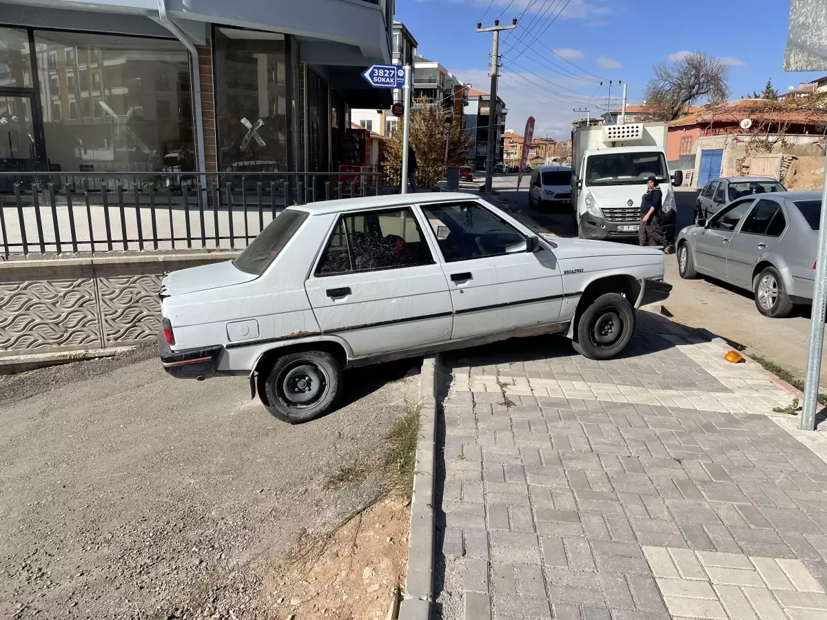 "Dur" ihtarına uymayan zanlı çaldığı otomobili bırakıp kaçtı