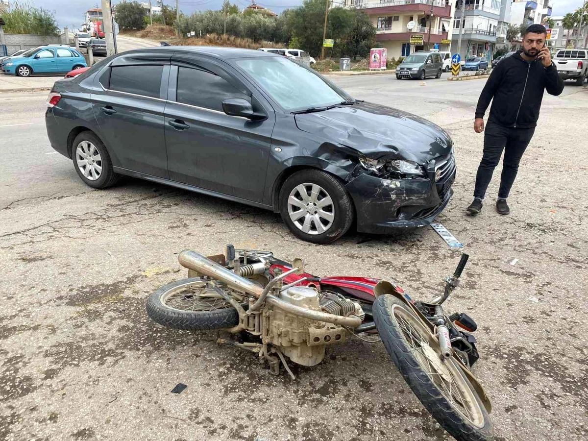 Antalya\'da motosiklet ile otomobil kavşakta çarpıştı: 1 yaralı