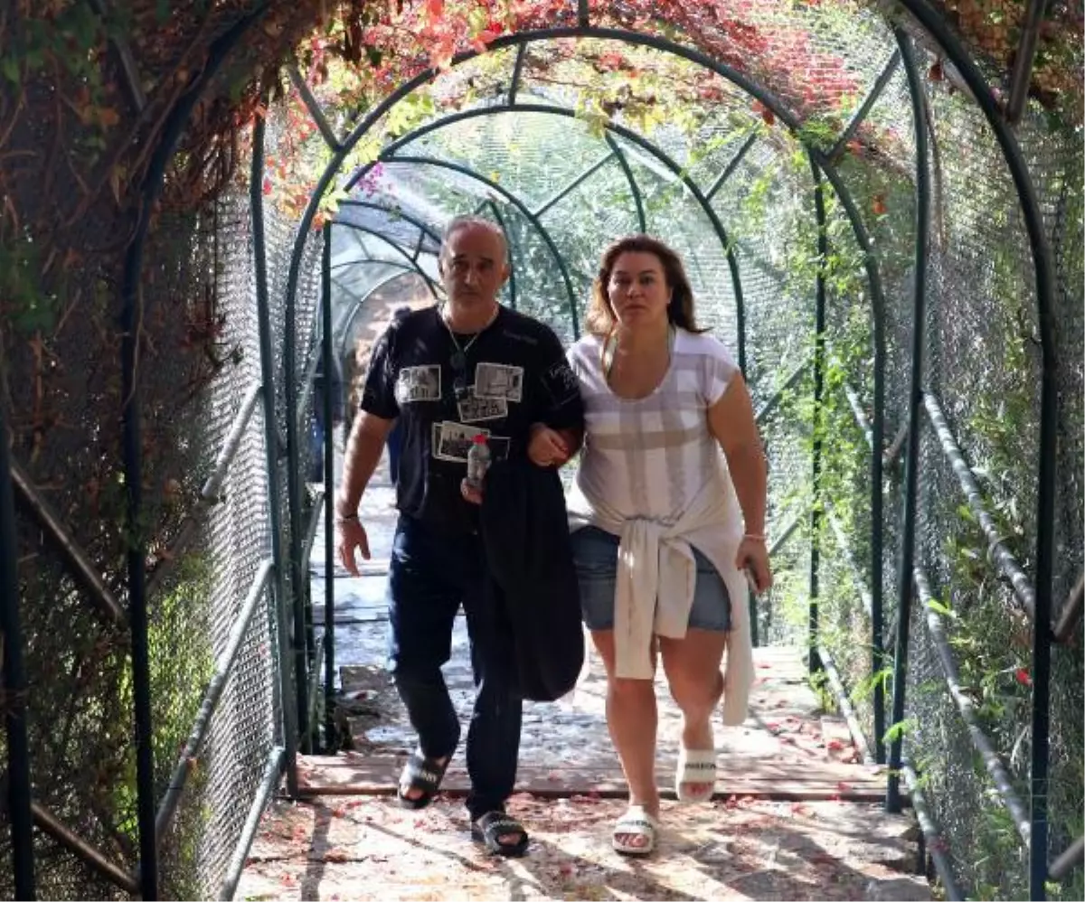 Antalya'ya tatile gelen Kanadalı iş insanının cep telefonu çaldılar