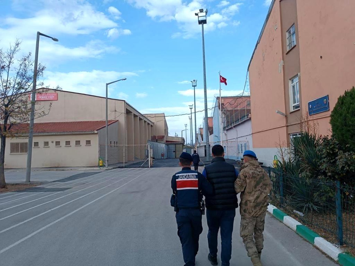 Aranan şahıs berber kılığına giren jandarma ekipleri tarafından yakalandı