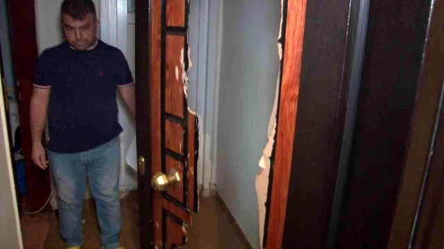 Kiracısıyla zam konusunda anlaşamayan ev sahibi, kapıyı balyozla kırdı Kiracısıyla zam konusunda anlaşamayan ev sahibi, kapıyı balyozla kırdı