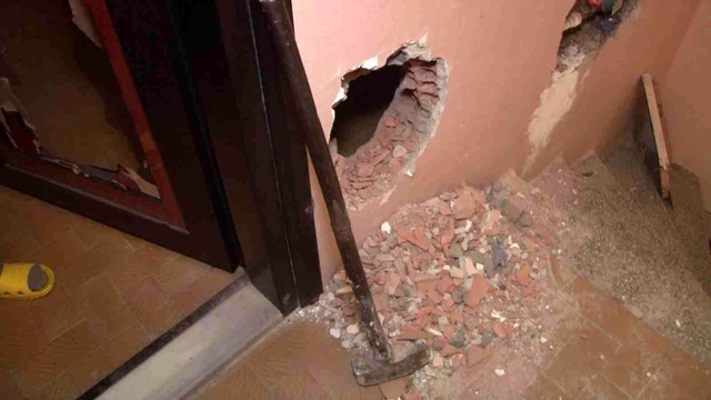Kiracısıyla zam konusunda anlaşamayan ev sahibi, kapıyı balyozla kırdı Kiracısıyla zam konusunda anlaşamayan ev sahibi, kapıyı balyozla kırdı