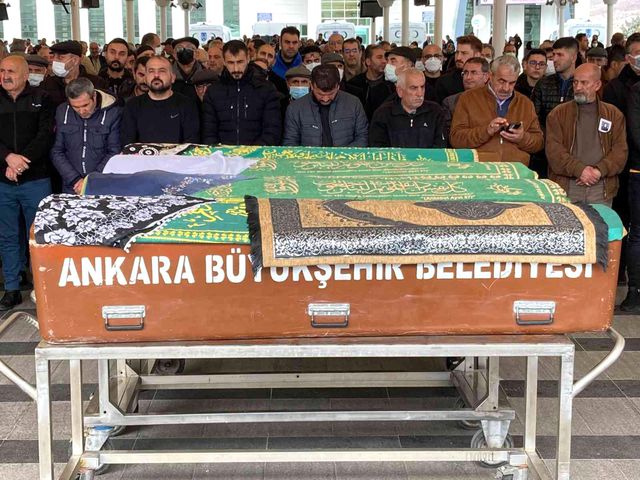 Eşini katlettikten sonra kendisini de yakarak öldürdü! Kan donduran cinayette sır perdesi aralandı Eşini katlettikten sonra kendisini de yakarak öldürdü! Kan donduran cinayette sır perdesi aralandı