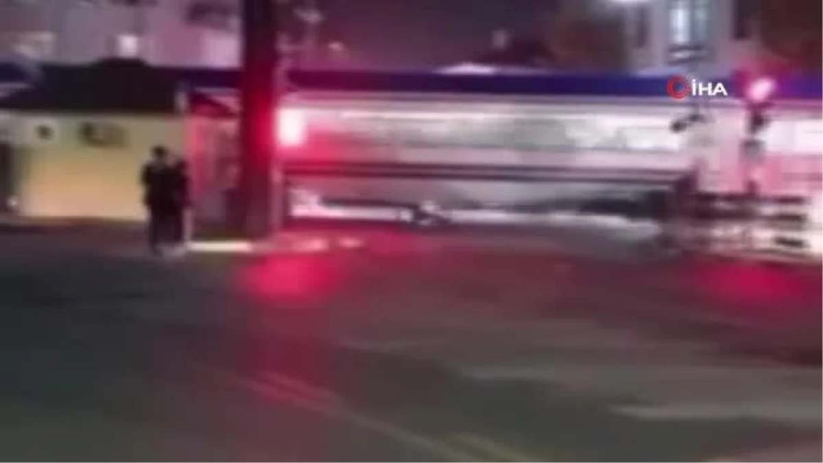 Bir anlık dalgınlık canına mal oldu: Elektrikli scooter kullanan genç kıza yolcu treni çarptı