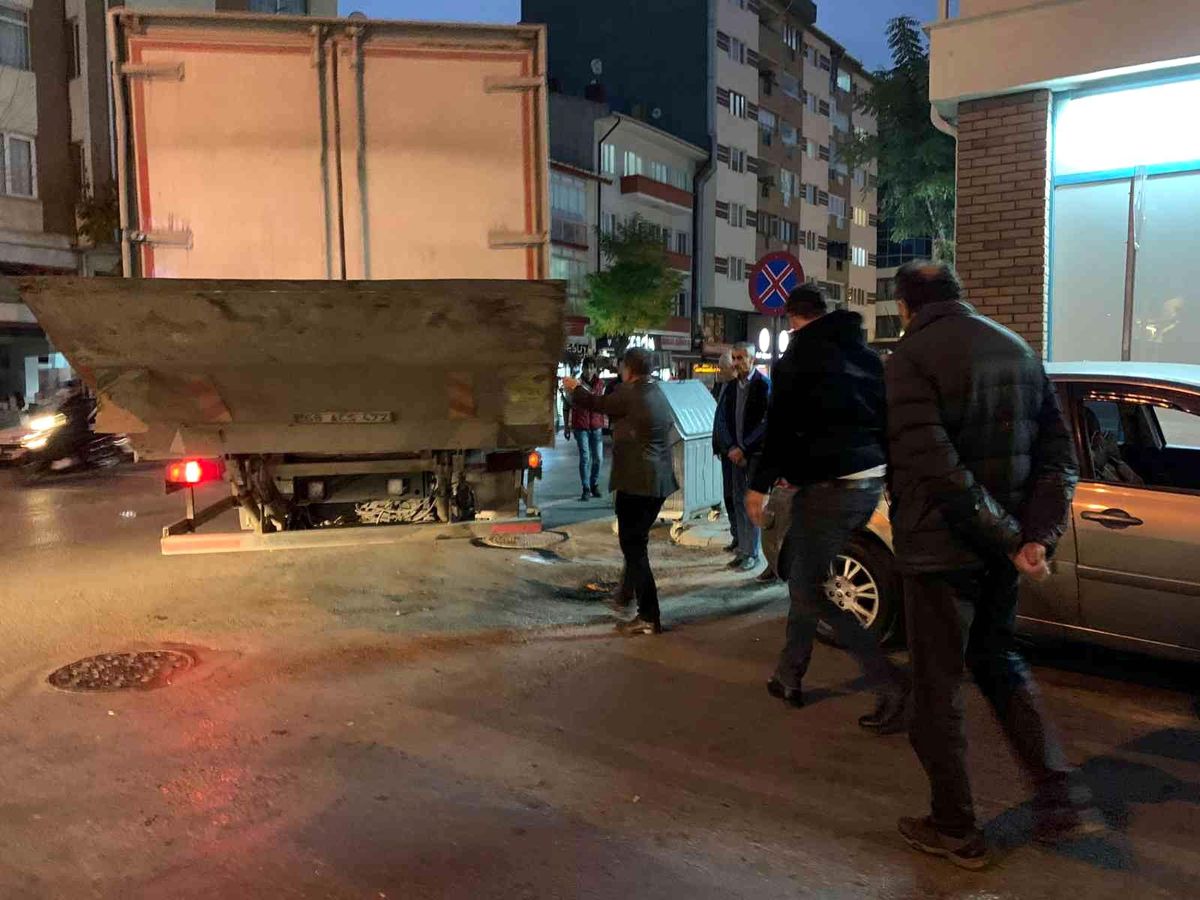 Dar yolda sıkışan tır park halindeki aracı metrelerce sürükledi