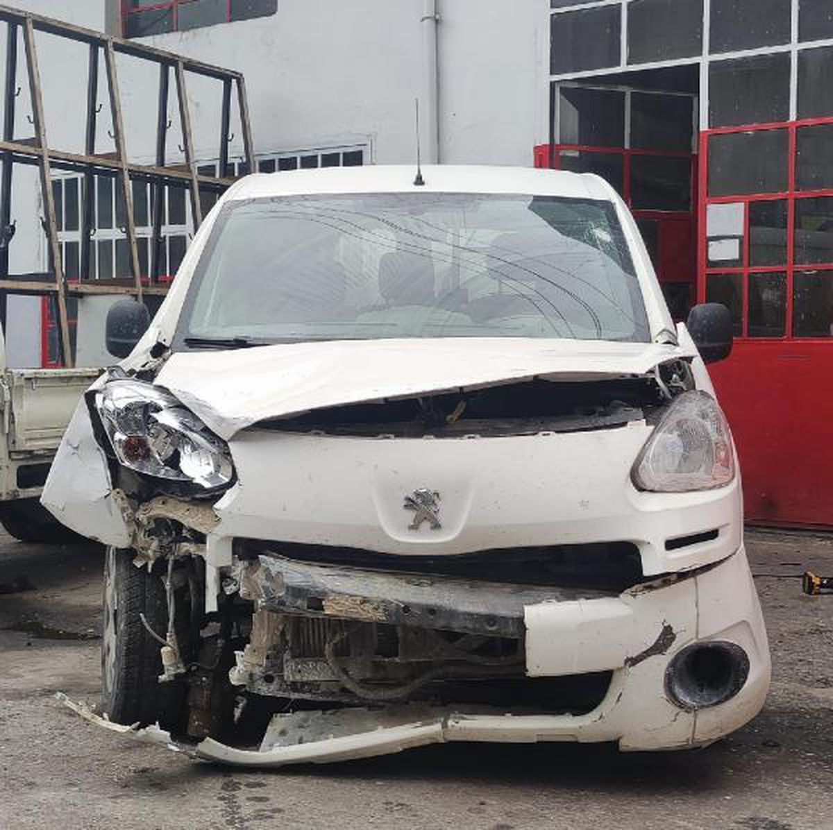 Duvara çarpan hafif ticari aracın sürücüsü öldü