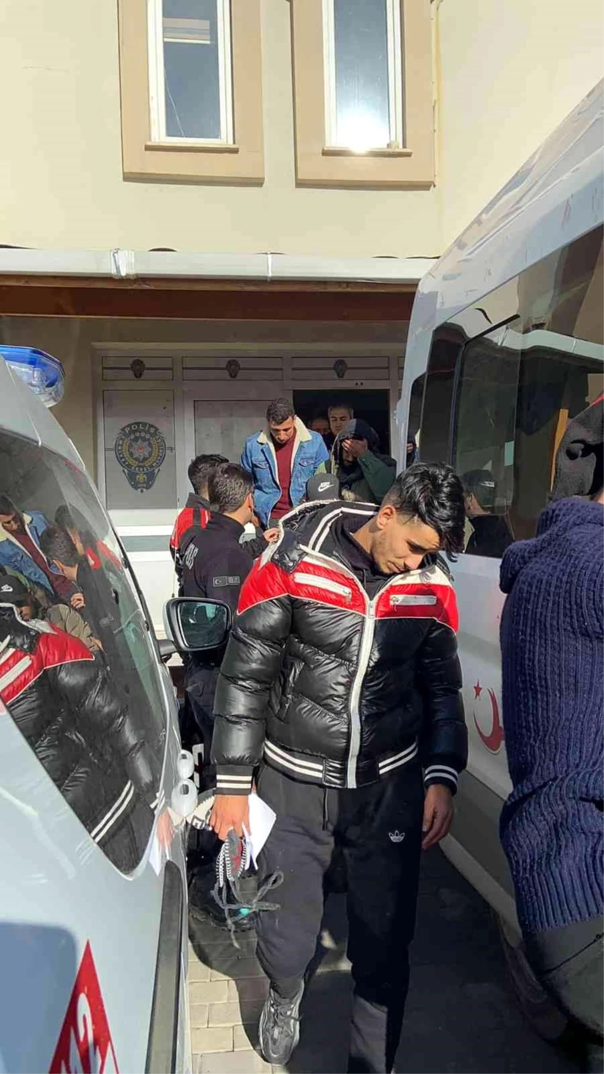 Gelibolu\'da polis kimlik ve pasaportu bulunmayan 9 Filistin uyruklu kaçak göçmen yakaladı