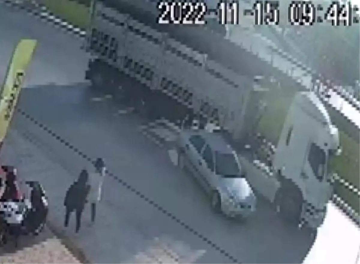 Hastaneden dönen baba kız, tırın altında kalmaktan son anda böyle kurtuldu