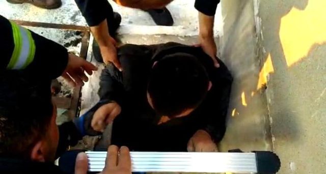 Havalandırma boşluğuna düşen genç, sigaranın derdine düştü Havalandırma boşluğuna düşen genç, sigaranın derdine düştü
