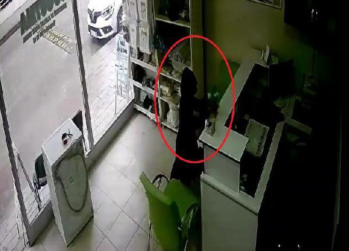 İş yerinden sadaka kutusu hırsızlığı kamerada