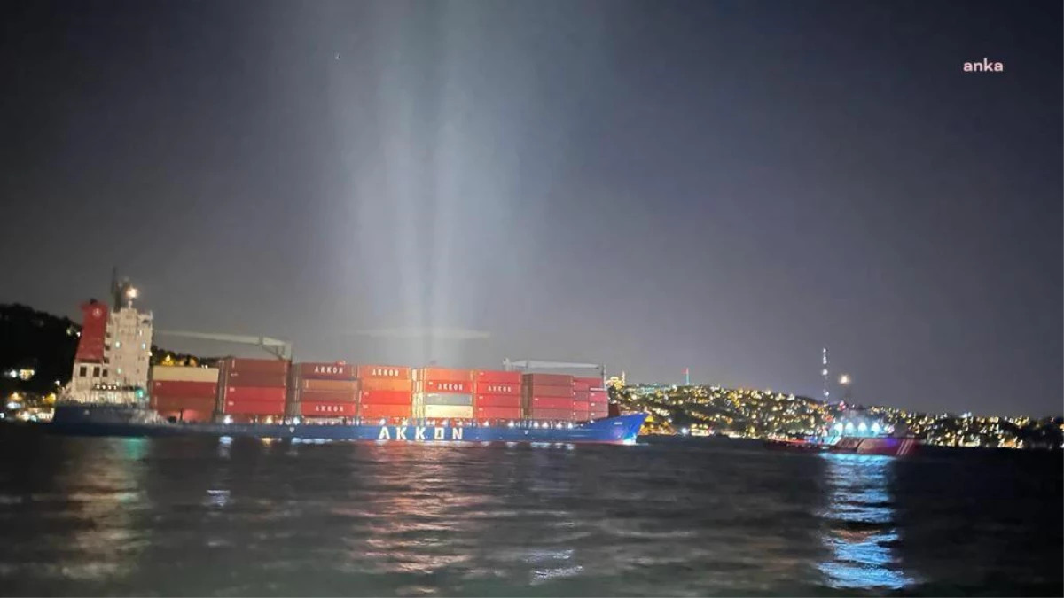 İstanbul Boğazı\'nda arızalanan konteyner gemisi nedeniyle askıya alınan gemi trafiği açıldı