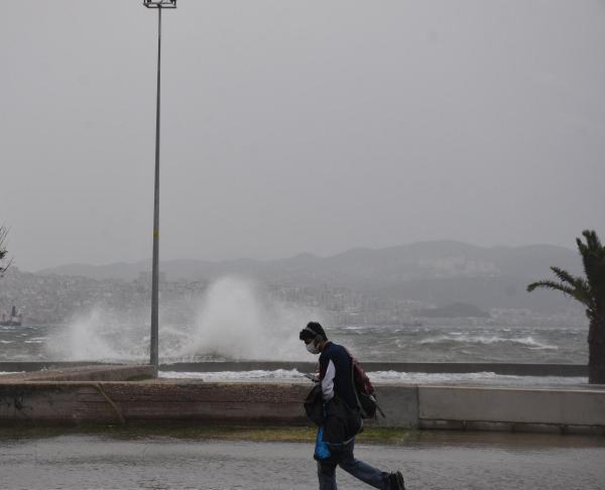 İzmir\'de kuvvetli rüzgar ve fırtına uyarısı
