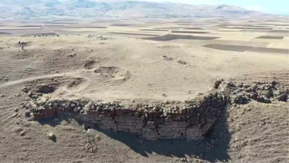 Kale kalıntısının bulunduğu alanda Urartu tapınağı ortaya çıkarıldı