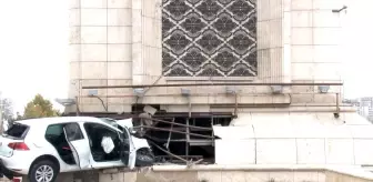 Kontrolden çıkan araç Ankara'nın kapısına çarptı