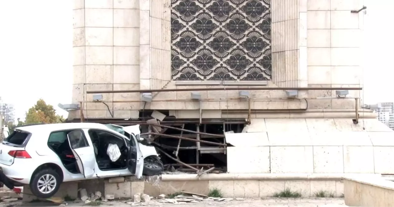 Kontrolden çıkan araç Ankara'nın kapısına çarptı