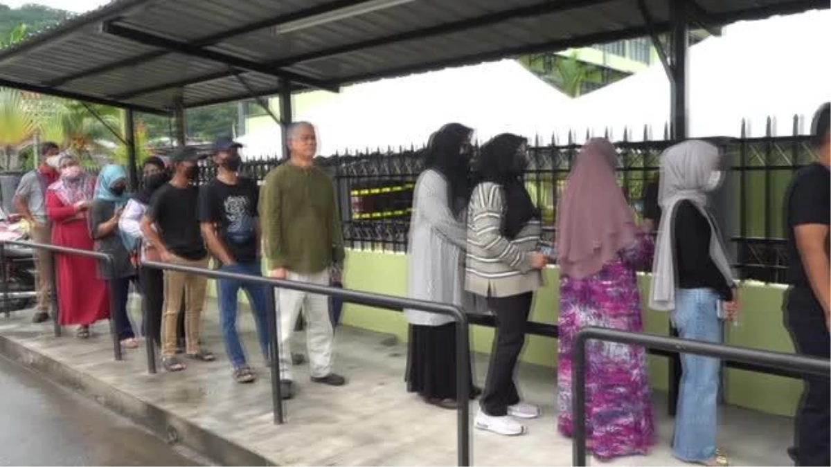 KUALA LUMPUR - Malezya\'da 15. genel seçim için oy kullanma işlemi başladı