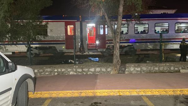 KULAKLIKLA MÜZİK DİNLEYEN SCOOTERLİ GENÇ KIZ TREN ALTINDA CAN VERDİ KULAKLIKLA MÜZİK DİNLEYEN SCOOTERLİ GENÇ KIZ TREN ALTINDA CAN VERDİ