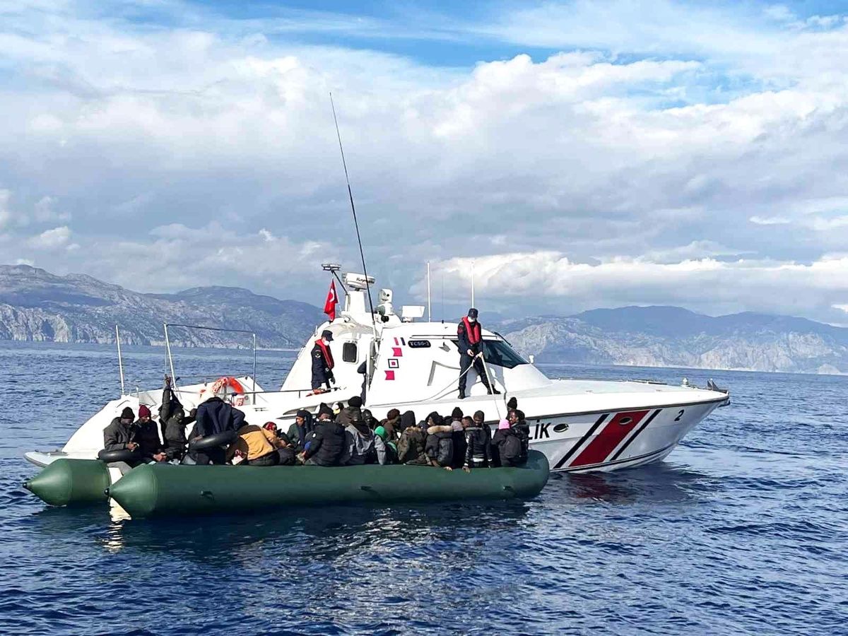 Marmaris\'te 37 düzensiz göçmen kurtarıldı