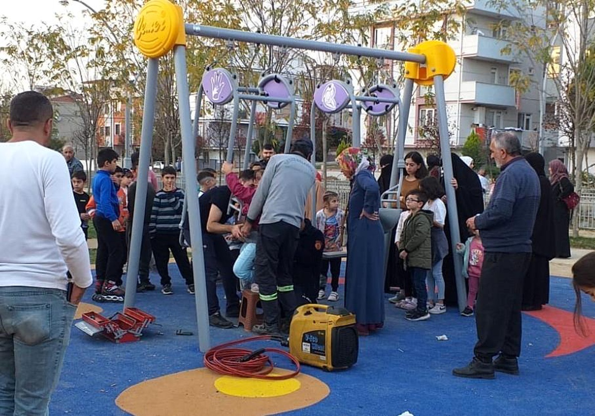 Oyun parkında salıncağa sıkışan çocuğu itfaiye kurtardı
