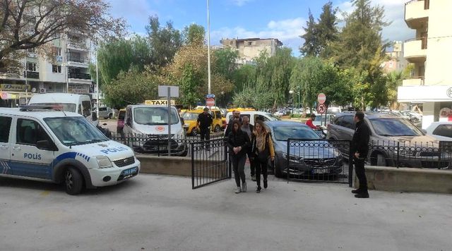 Erkek arkadaşını bıçaklayarak öldürün 21 yaşındaki kadın tutuklandı Erkek arkadaşını bıçaklayarak öldürün 21 yaşındaki kadın tutuklandı