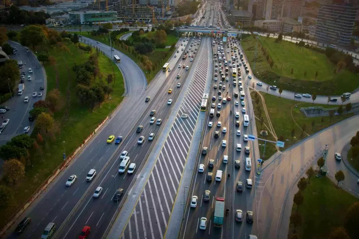 Trafiği tehlikeye atan motosiklet sürücülerini Prof. Dr. Ilıcalı uyardı