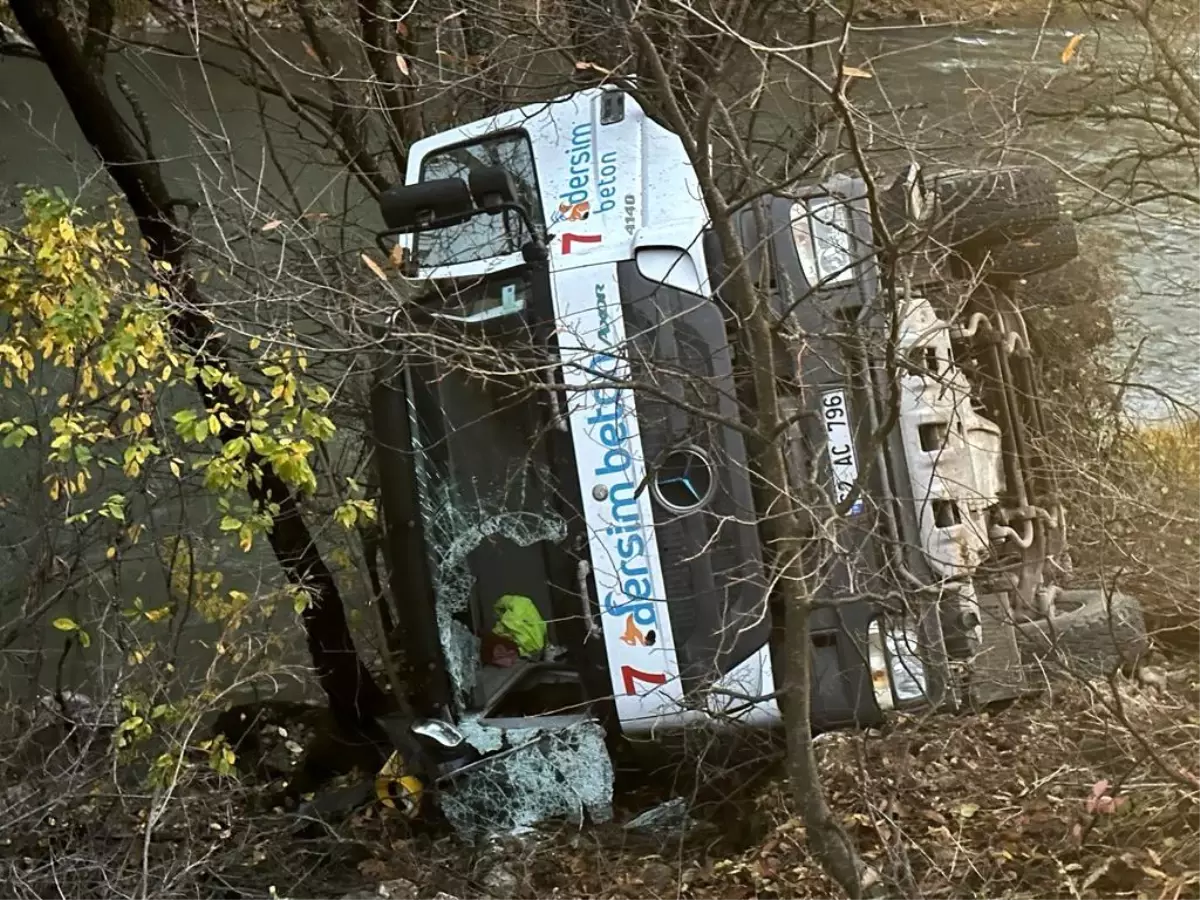 Tunceli\'de beton mikseri devrildi