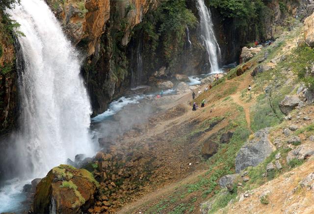 Türkiye'nin en yüksek debili Şelalesi Kapuzbaşı Şelalesi ziyaretçilerini büyülüyor