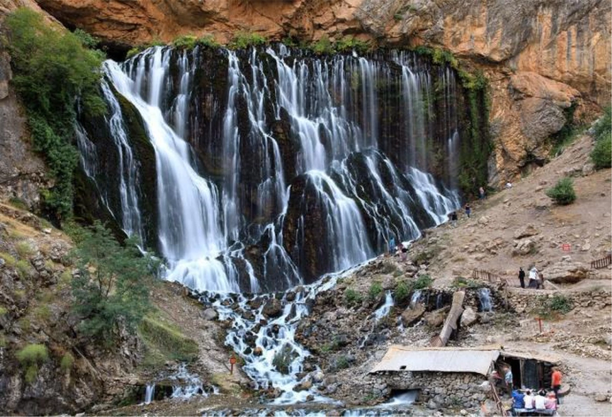 Türkiye\'nin en yüksek debili şelalesi olan Kapuzbaşı Şelalesi ziyaretçilerini büyülüyor
