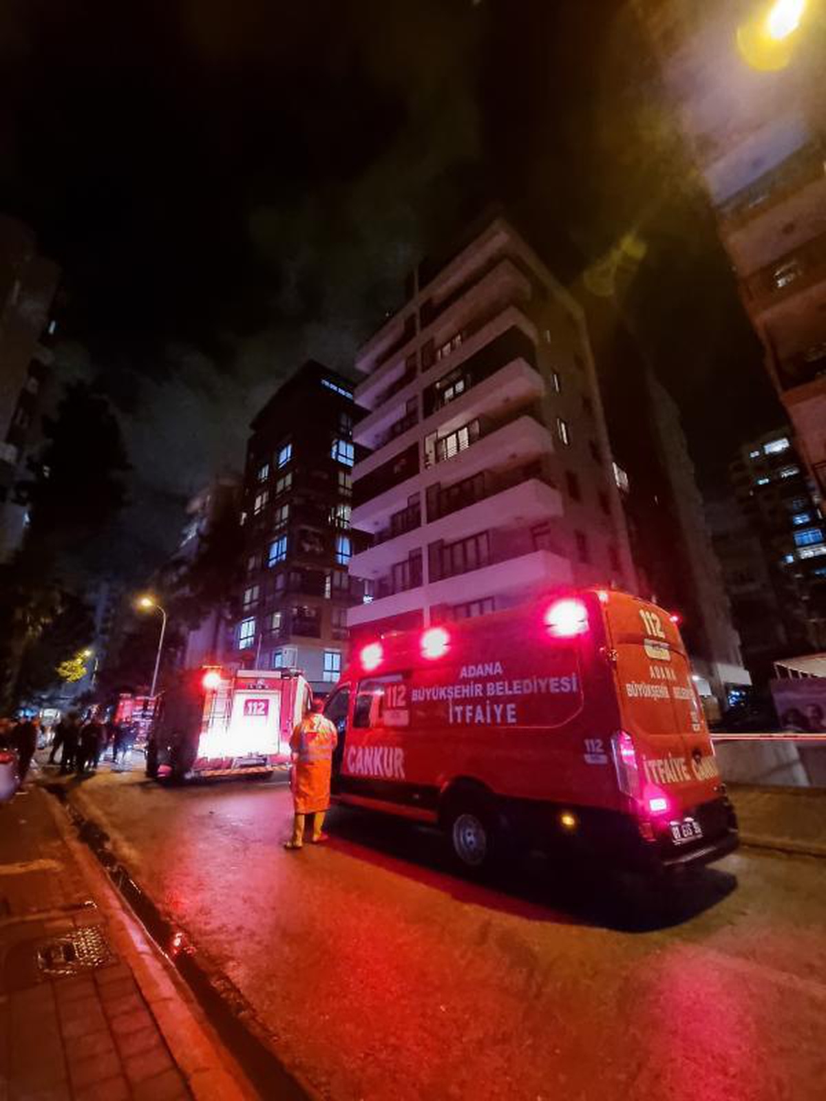 Yangında dumandan zehirlenen kediyi hayata döndürmek için seferber oldular