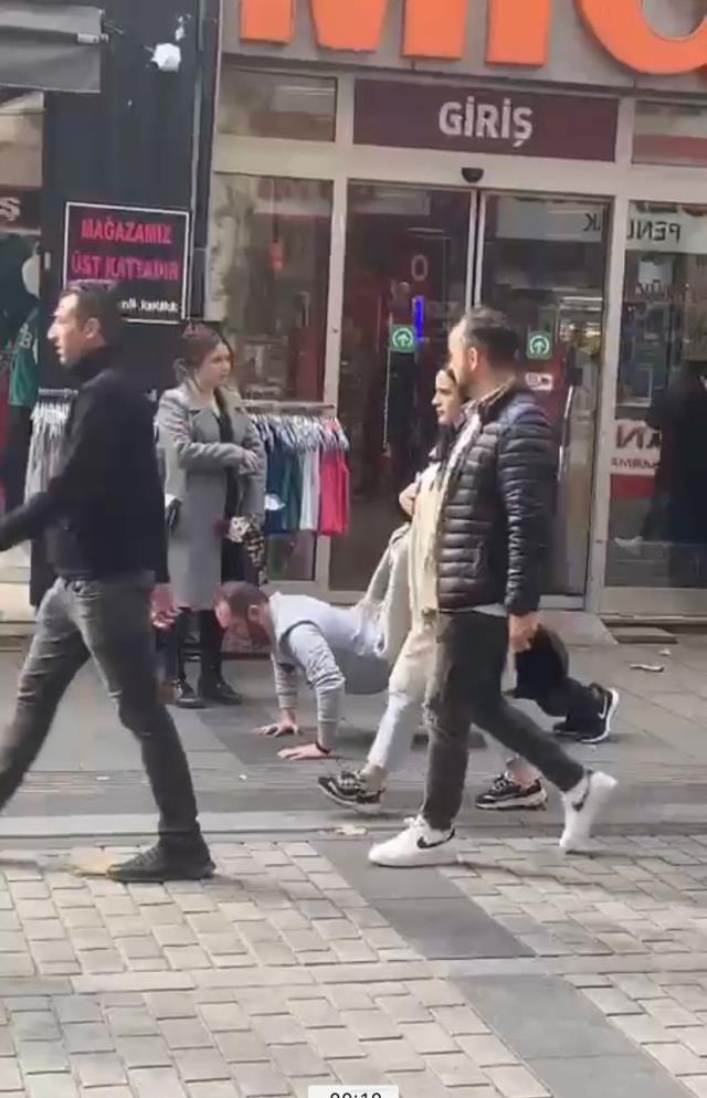 Yanındaki kadın cadde ortasında şınav çektirdi, görenler şaşkına döndü Yanındaki kadın cadde ortasında şınav çektirdi, görenler şaşkına döndü