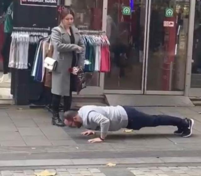 Yanındaki kadın cadde ortasında şınav çektirdi, görenler şaşkına döndü Yanındaki kadın cadde ortasında şınav çektirdi, görenler şaşkına döndü