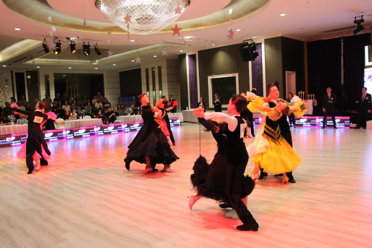 Alanya\'da düzenlenen dans yarışmasında 300 dansçı hünerlerini sergiledi